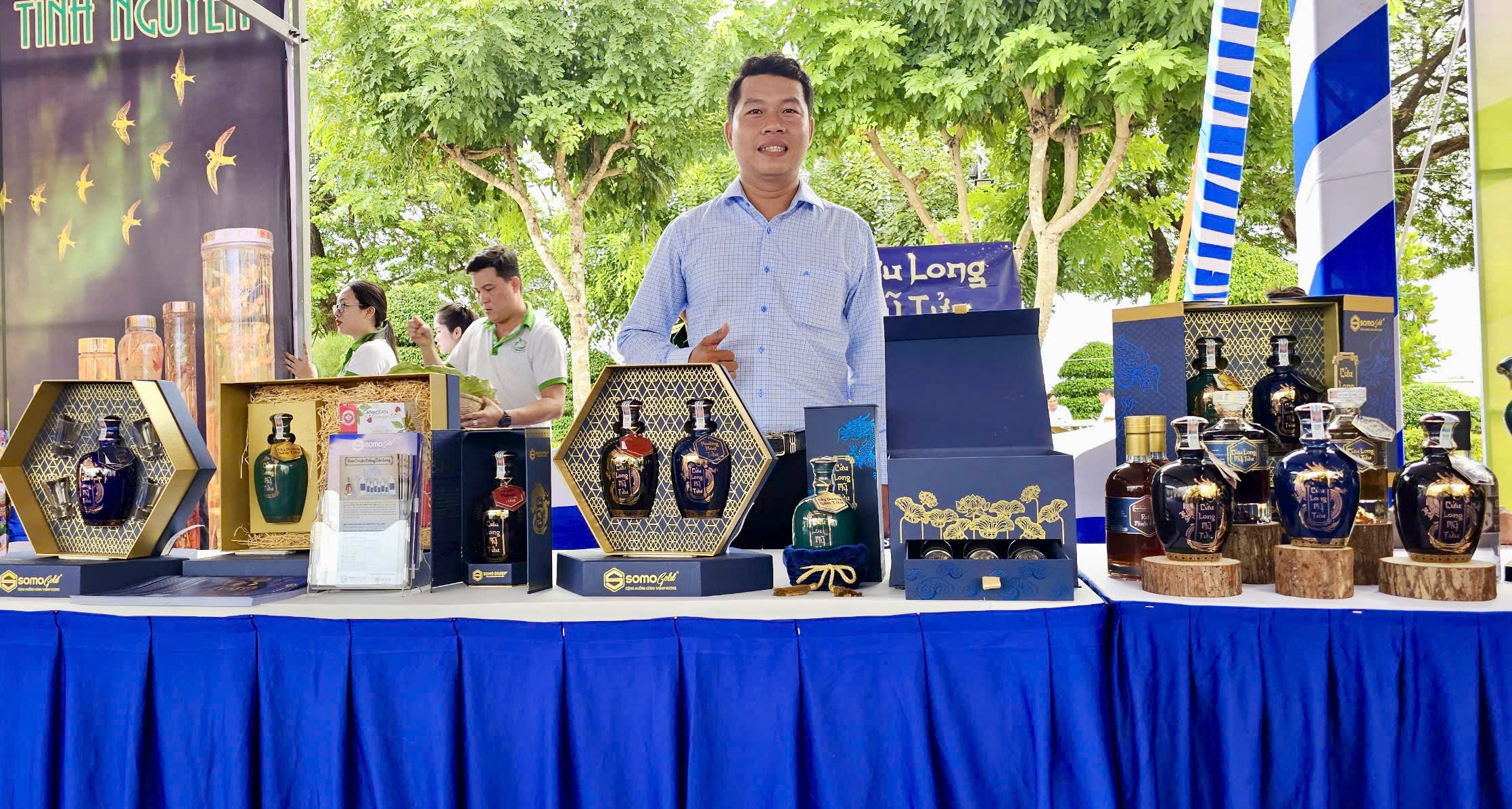 bàn trưng bày tại hội nghị đức hoà long an